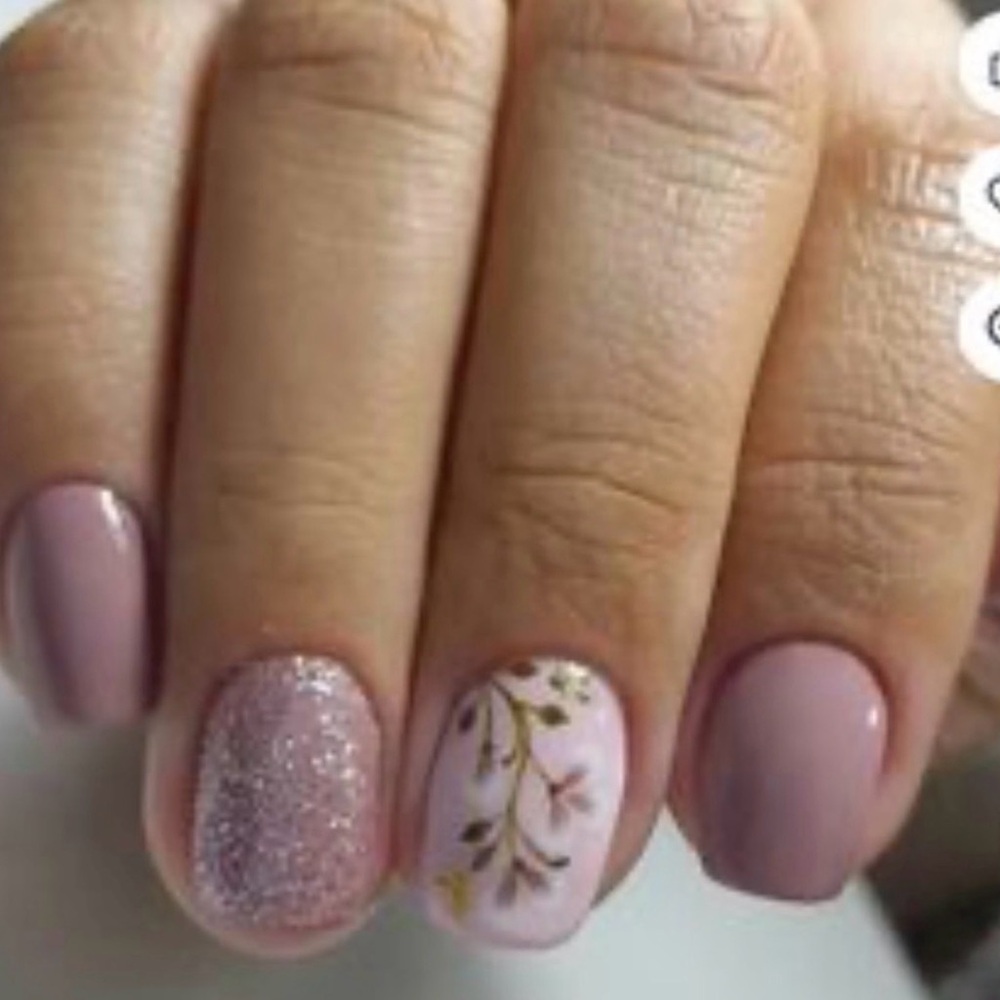 24 Piece Pink Gliterry Floral Short Press on Nail Set.